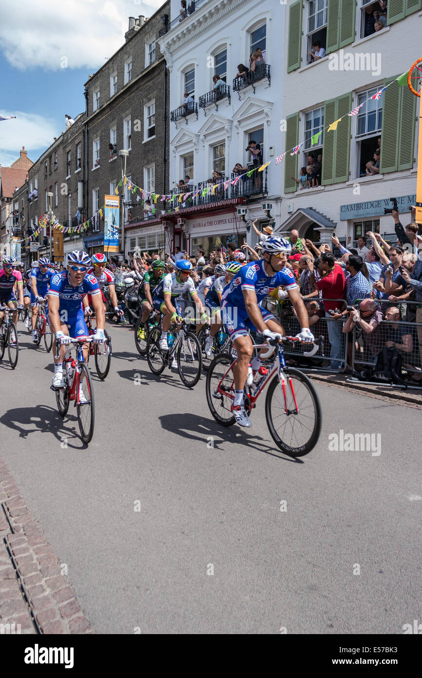 Il Tour de France peloton proviene attraverso Cambridge Foto Stock