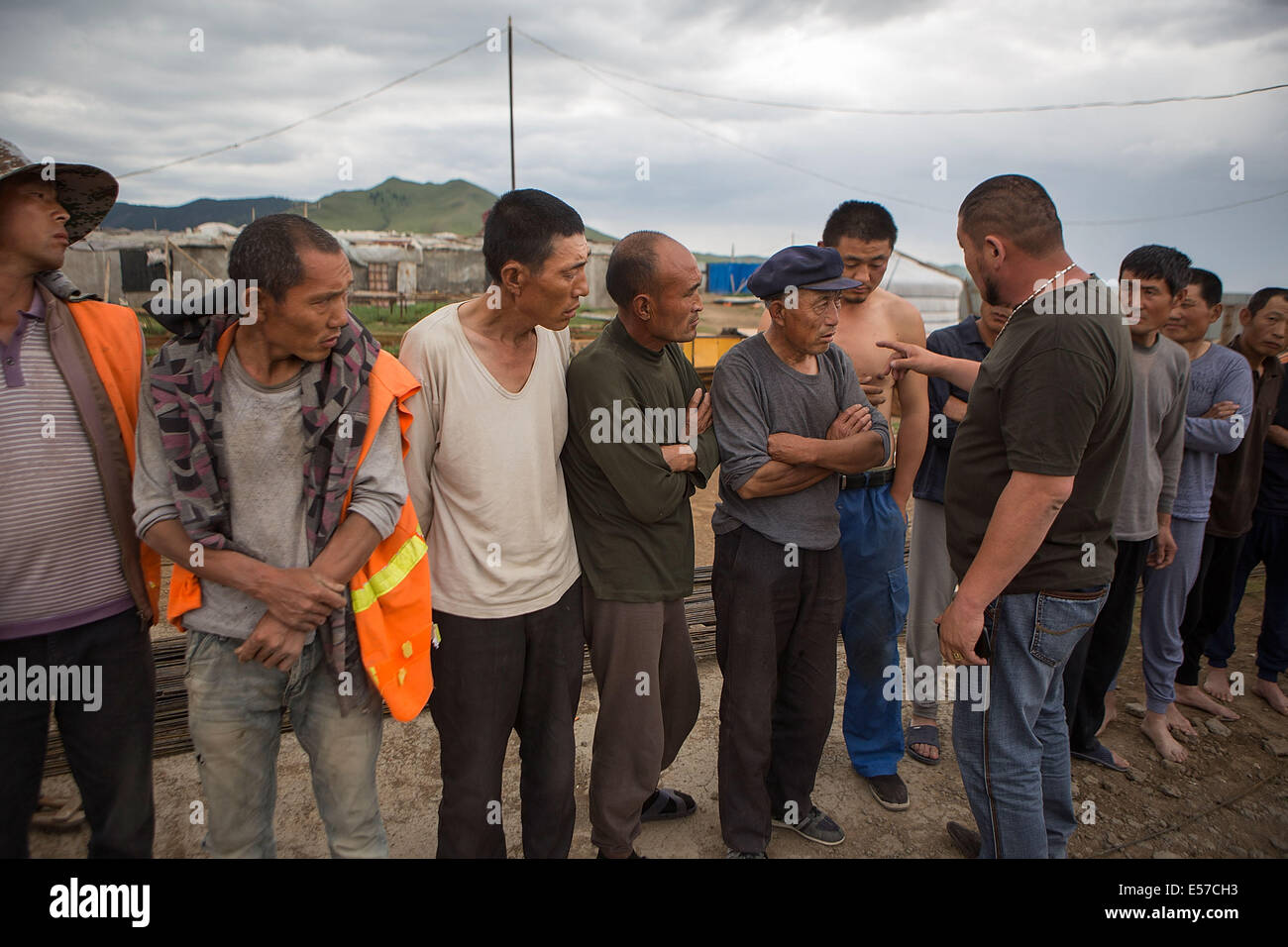 Giugno 27, 2014 - Ulaanbaatar, in Mongolia - ULAANBAATAR, IN MONGOLIA - 27 giugno: un membro del Bosoo Khukh Mongol interroga un gruppo di cinesi i lavoratori migranti dopo aver ascoltato una relazione che gli immigrati cinesi hanno attaccato un uomo mongolo e lo mise in ospedale il 27 giugno 2014 in Ulaanbaatar, in Mongolia. Il governo della Mongolia è la pianificazione riforme per il suo sistema giuridico con disposizioni che mirano a prevenire i crimini di odio e discriminazione. Bosoo Khukh Mongol è uno dei molti destra nazionalista gruppi in Mongolia, alcune delle quali sono accusato per attacchi contro stranieri i gruppi di migranti. (Credito immagine: Foto Stock