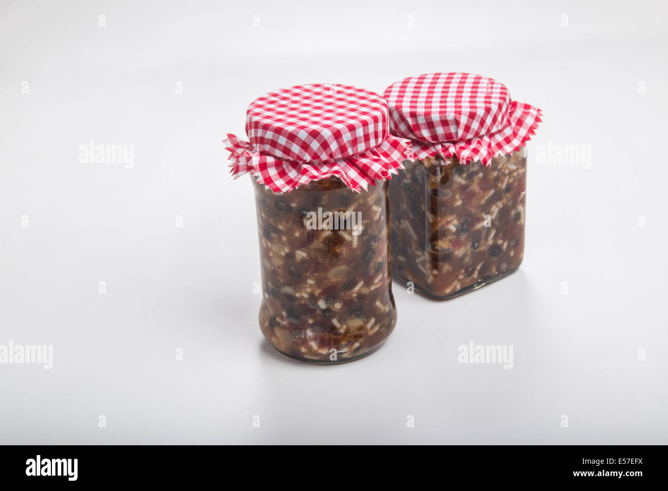 2 vasetti di carni macinate con il rosso e bianco controllo coperture in tessuto pronto per memorizzare "valorizzare macinato' [paese] "tagliare" (18 di 22) Foto Stock