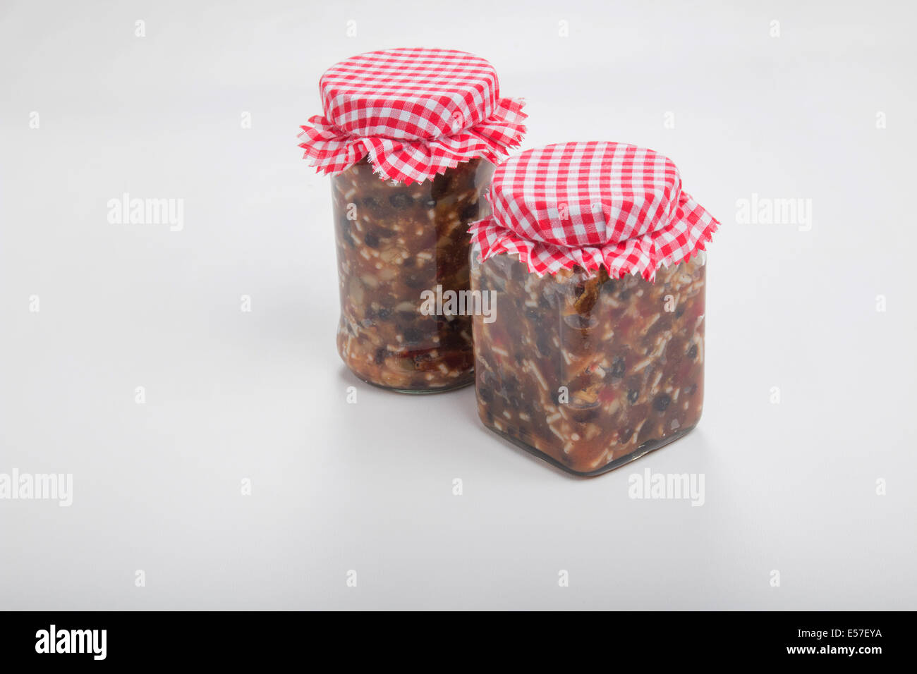 2 vasetti di carni macinate con il rosso e bianco controllo coperture in tessuto pronto per memorizzare "co" "valorizzare macinato' [paese] (19 di 22) Foto Stock