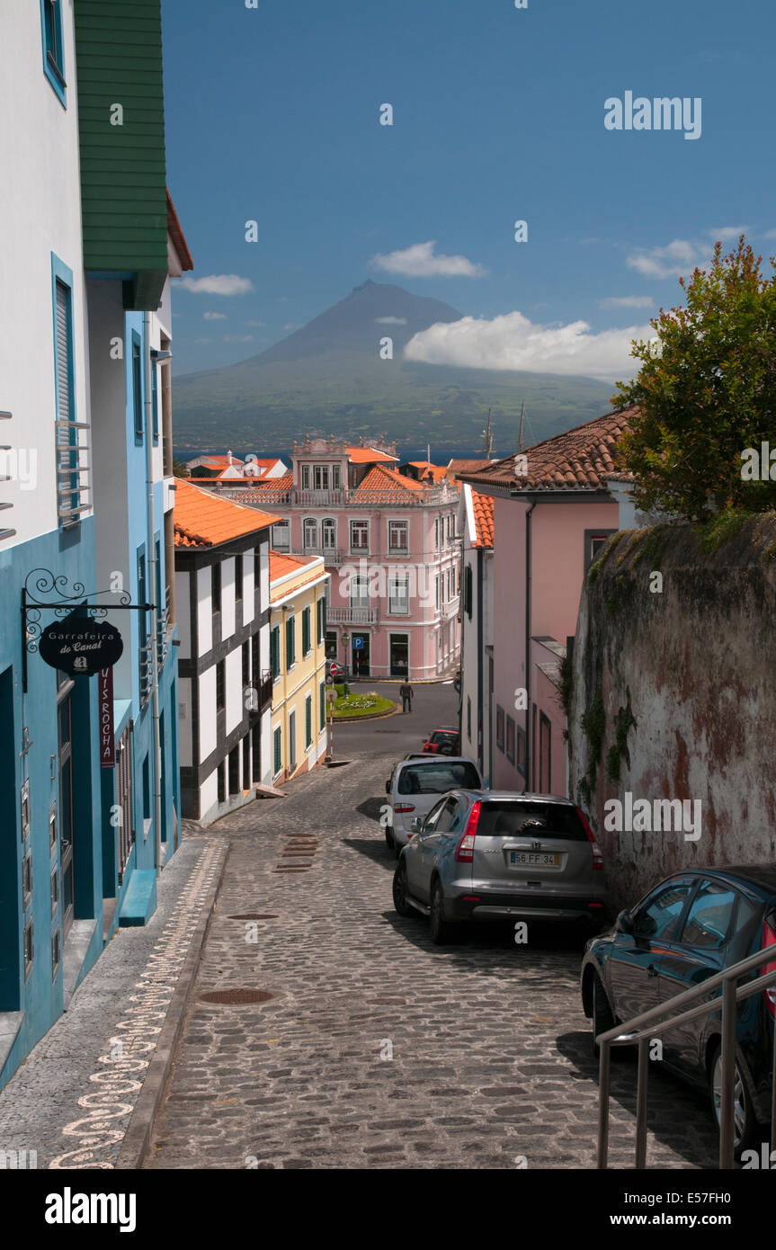 Street View di Horta nelle Azzorre con il monte Pico in background Foto Stock