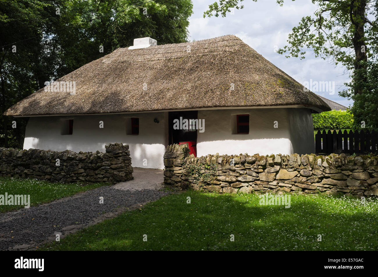 La carestia cottage con tetto di paglia al patrimonio Lullymore e Discovery Park, rathangan, Kildare, Irlanda Foto Stock