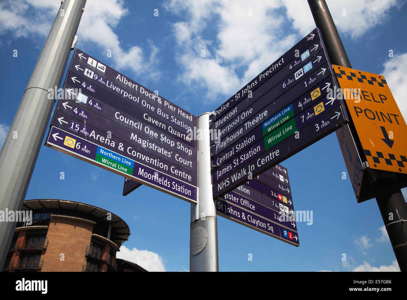 Multi-Directional strada segno per diverse destinazioni. La linea di orientamento per strada e il porto di Liverpool Edificio, Liverpool, Merseyside, Regno Unito Foto Stock