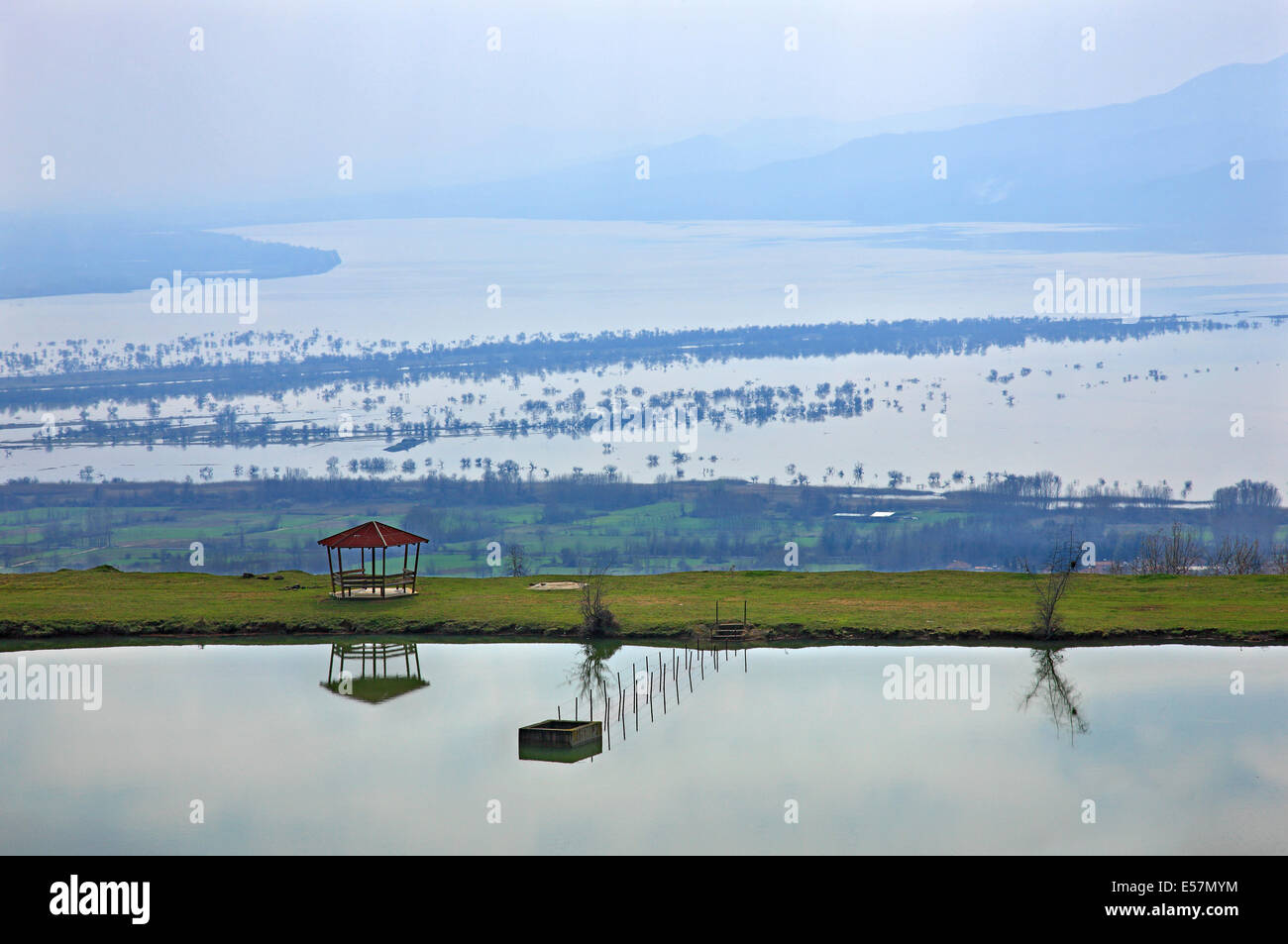 Piccolo lago - serbatoio di acqua (in primo piano) e il lago di Kerkini (fondo), serre, Macedonia, Grecia. Foto Stock