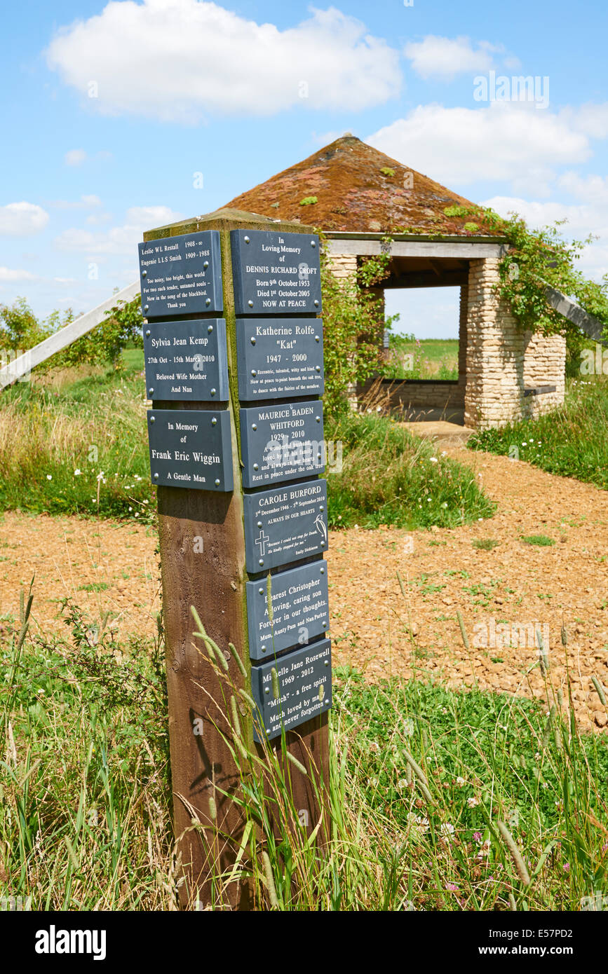 Memorial posti nella parte anteriore della casa rotonda il sorgere del sole naturale terreno di sepoltura e nella Riserva Naturale del Tysoe Warwickshire, Regno Unito Foto Stock