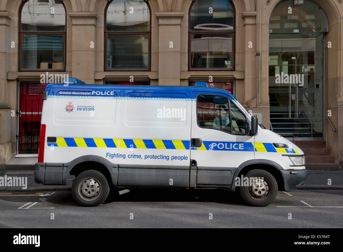 Un furgone appartenente a Greater Manchester Polizia (GMP) con la frase della lotta contro la criminalità, la protezione delle persone. Foto Stock
