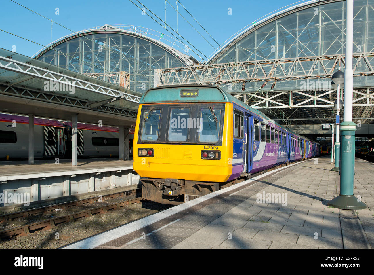 Una rampa settentrionale classe 142 Pacer presso la piattaforma della stazione ferroviaria di Manchester Piccadilly. Foto Stock