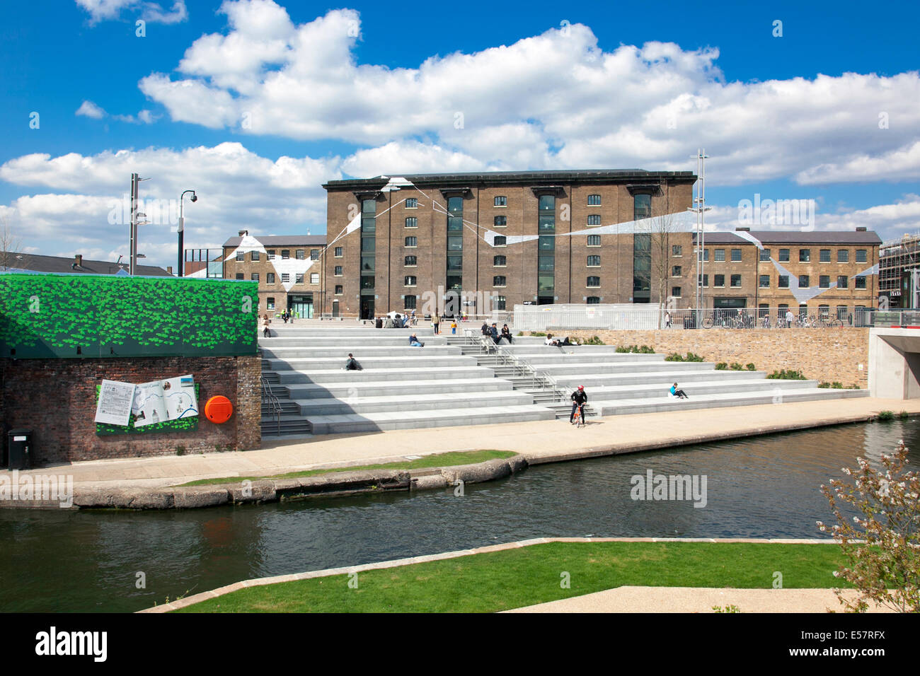 London, Regno Unito - il nuovo Central Saint Martins edificio in King's Cross - vecchio magazzino incontra l'architettura moderna Foto Stock