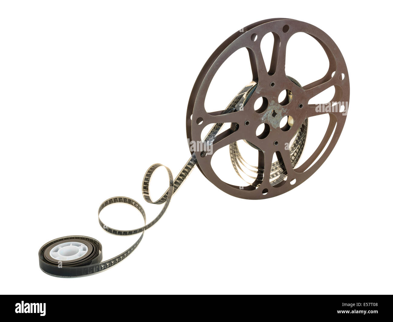 Una pellicola da 16mm in un rocchetto metallico, isolato su sfondo bianco con tracciato di ritaglio Foto Stock