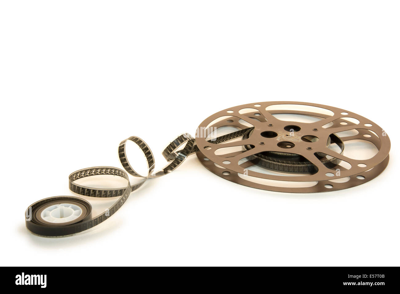 Una pellicola da 16mm in un rocchetto metallico, isolato su sfondo bianco con i tracciati di ritaglio Foto Stock