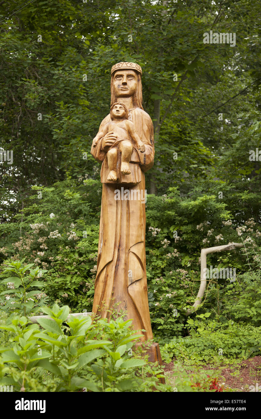 Madonna e bambino scolpiti da un unico tronco di albero con una motosega. Visto in una proprietà a Riverhead, Long Island, New York Foto Stock