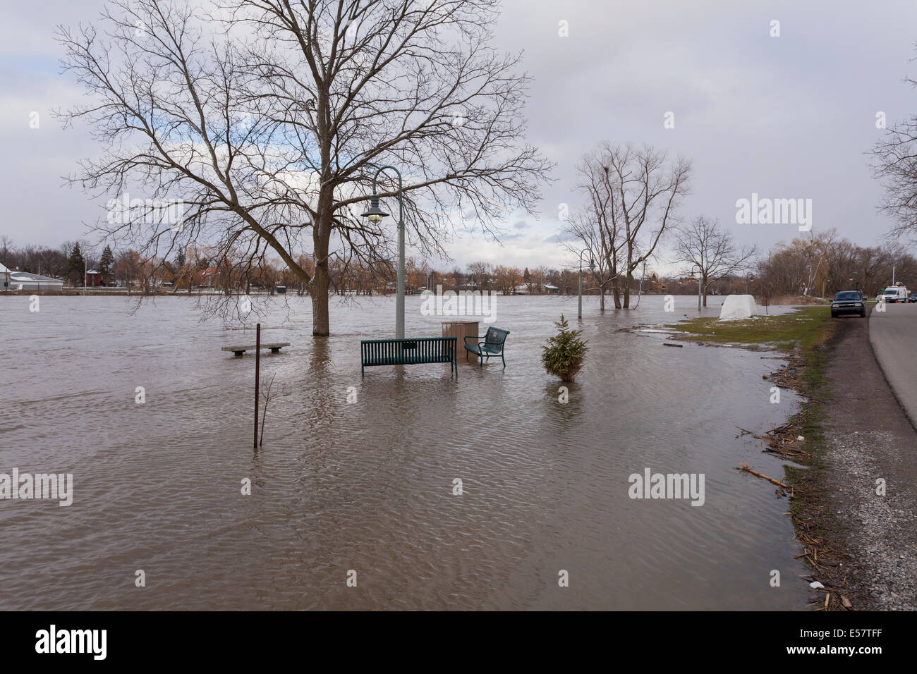 Le rive del grande fiume come acqua inondazioni un parco e sentiero in Caledonia, Ontario, Canada. Foto Stock