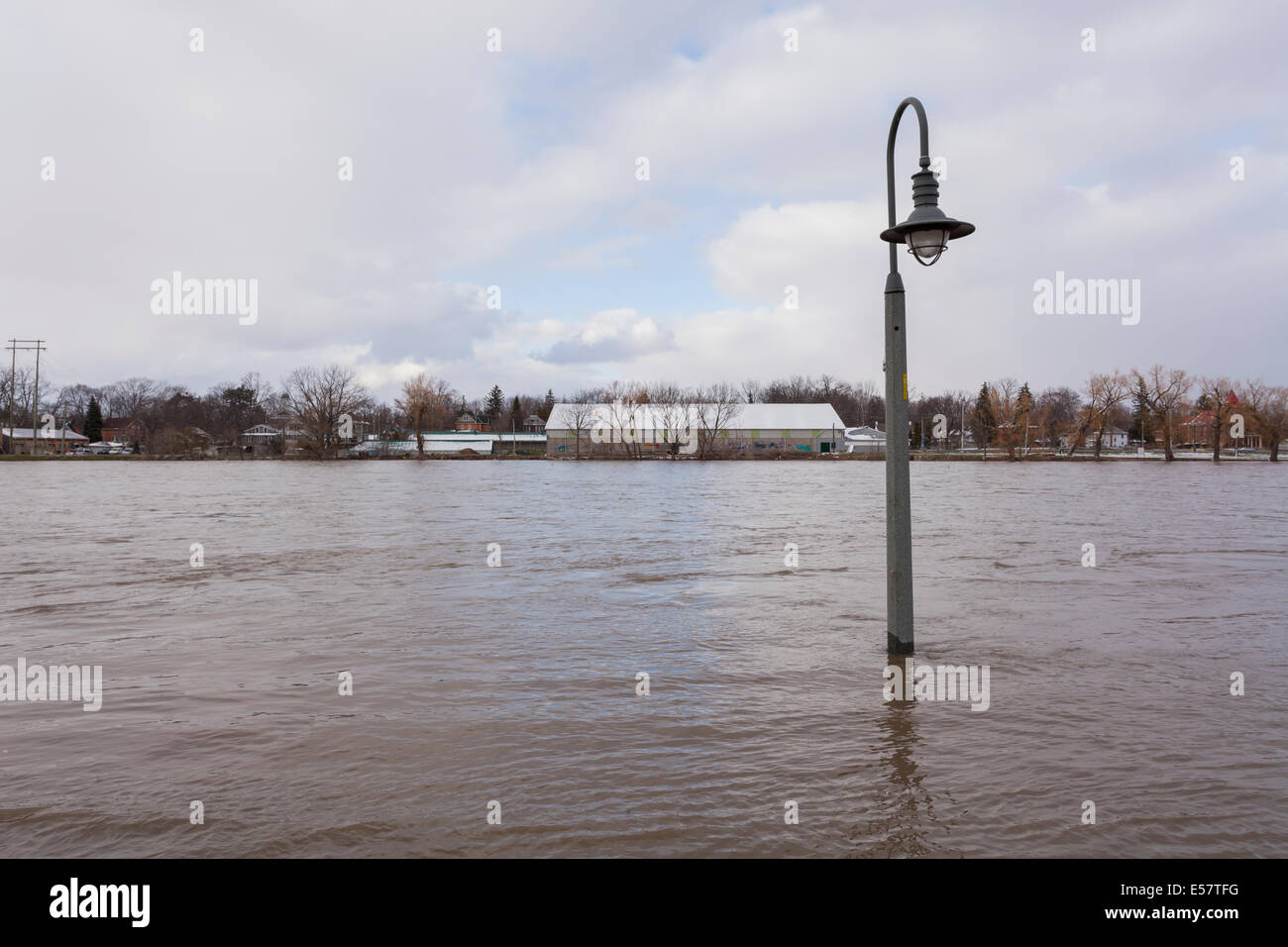 Le rive del grande fiume come acqua inondazioni un parco e sentiero in Caledonia, Ontario, Canada. Foto Stock