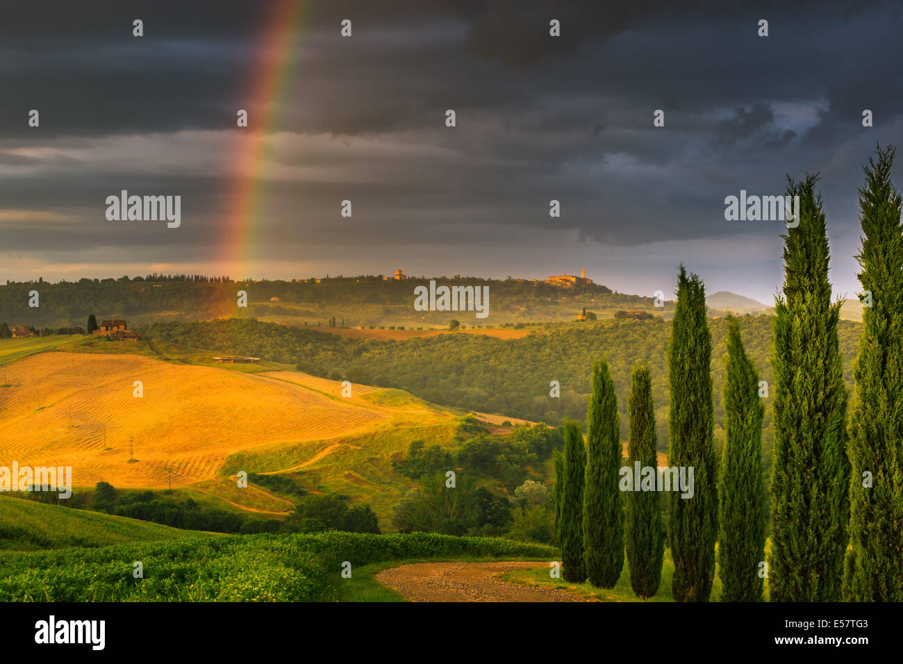 Rainbow con famosi cipressi nel cuore della Toscana vicino a Pienza, Italia Foto Stock
