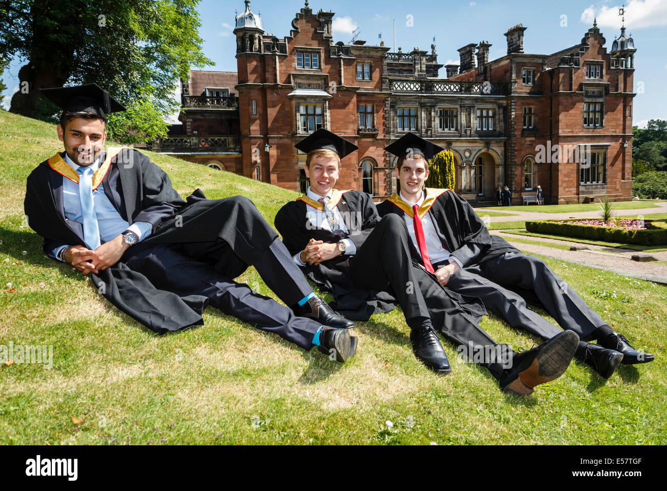 Gli studenti universitari pongono in tradizionali schede di mortaio e gli abiti sul giorno di graduazione, Keele University, Regno Unito Foto Stock