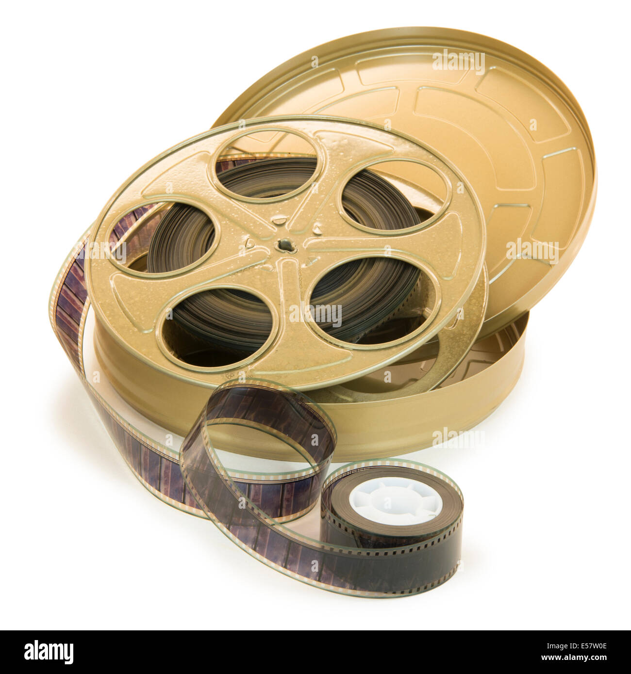 Una pellicola di 35mm in un dorato metallico bobina e la sua possibile, isolato su bianco, con i tracciati di ritaglio Foto Stock