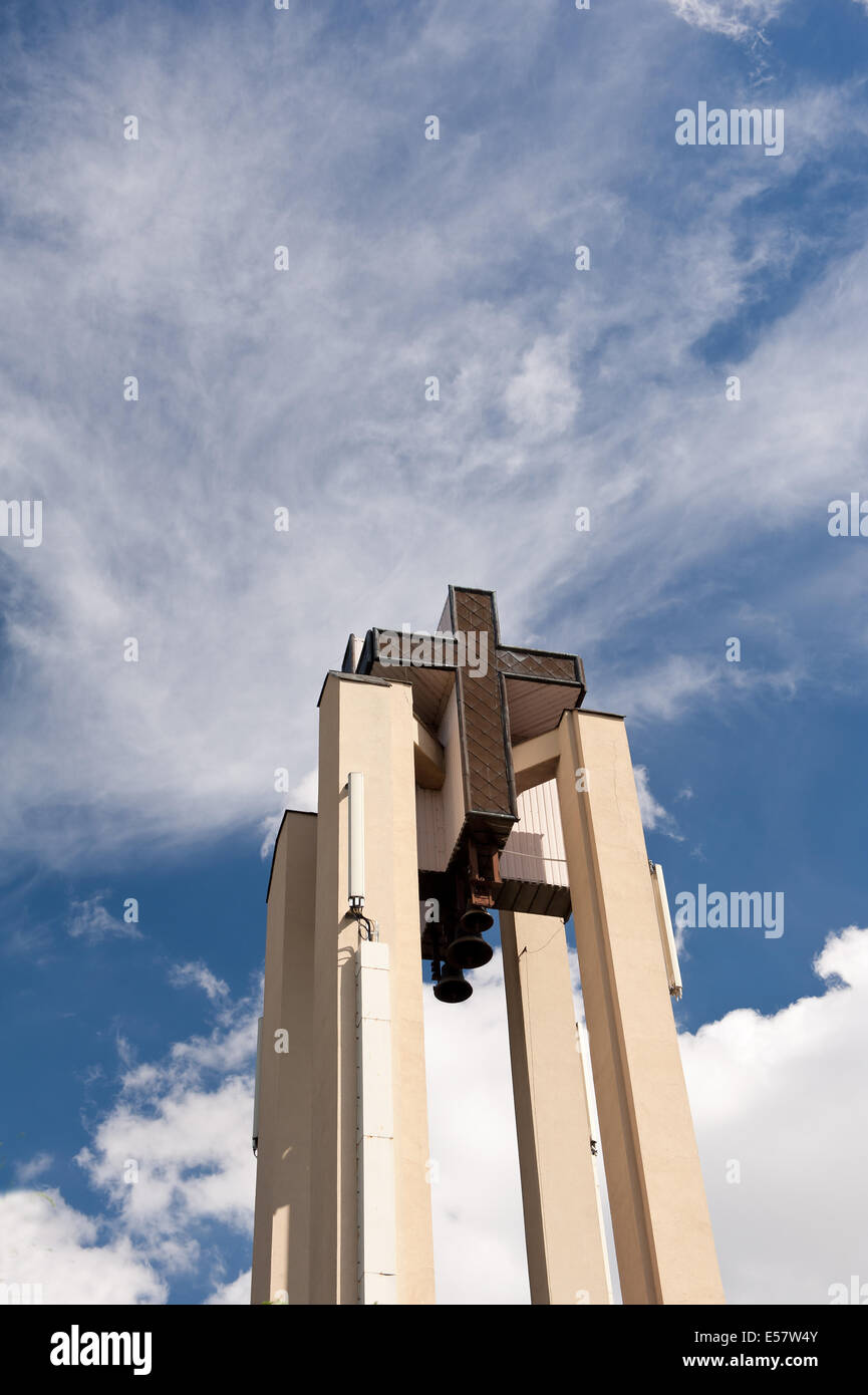 Alta chiesa croce torretta simbolo sul cielo blu Foto Stock