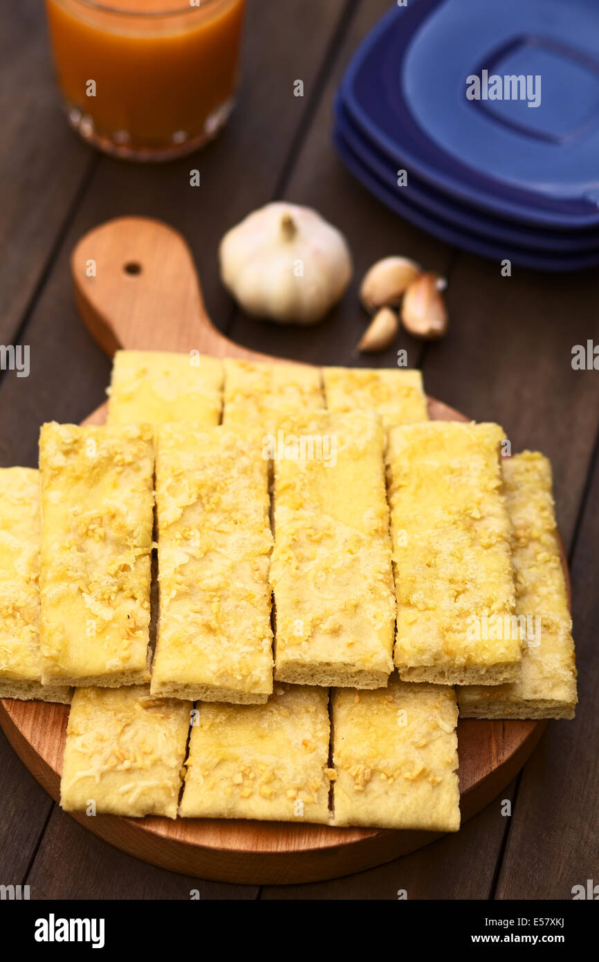 Freschi Fatti in casa aglio e formaggio bastoni fatti di una pasta lievitata servita sulla tavola di legno Foto Stock