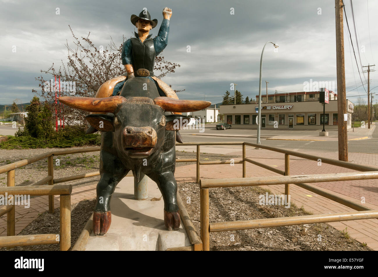 Elk203-3526 Canada, British Columbia, Houston, bull statua di equitazione Foto Stock
