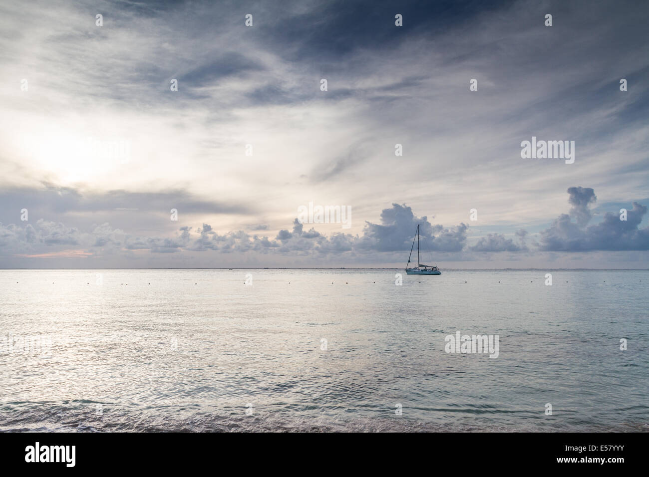 Un bellissimo paesaggio marino del Mar dei Caraibi al tramonto con il turchese e blu Foto Stock