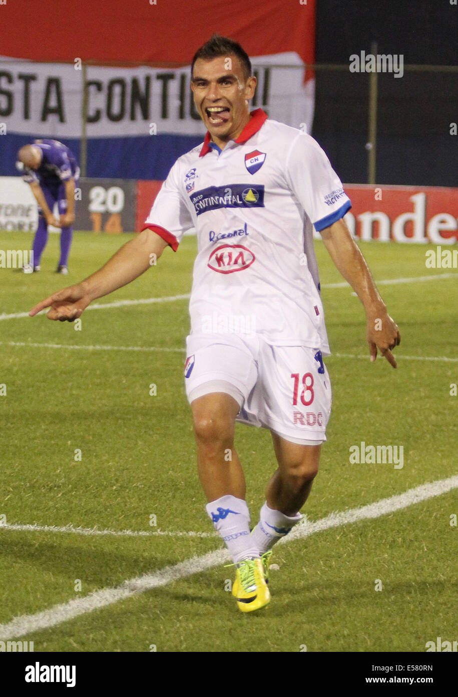 Asuncion in Paraguay. 22 Luglio, 2014. Orue Derlis, del Paraguay di Nacional festeggia il suo gol contro dell Uruguay Defensor Sporting durante la prima tappa della Coppa Libertadores semifinali in Asuncion in Paraguay, il 22 luglio 2014. © Marcelo Espinosa/Xinhua/Alamy Live News Foto Stock