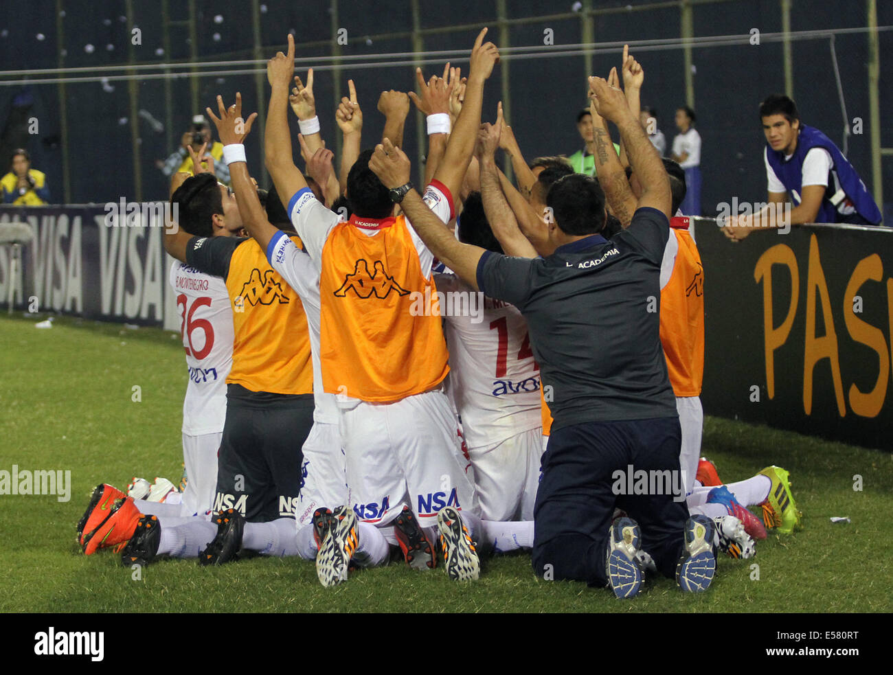 Asuncion in Paraguay. 22 Luglio, 2014. I giocatori del Paraguay di Nacional celebrare un obiettivo nei confronti dell Uruguay Defensor Sporting durante la prima tappa della Coppa Libertadores semifinali in Asuncion in Paraguay, il 22 luglio 2014. © Marcelo Espinosa/Xinhua/Alamy Live News Foto Stock
