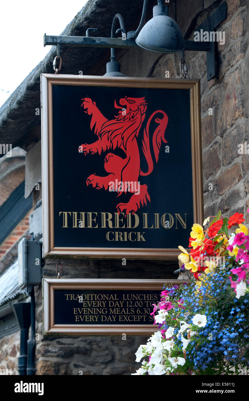 Il Pub Red Lion segno, Crick, Northamptonshire, England, Regno Unito Foto Stock