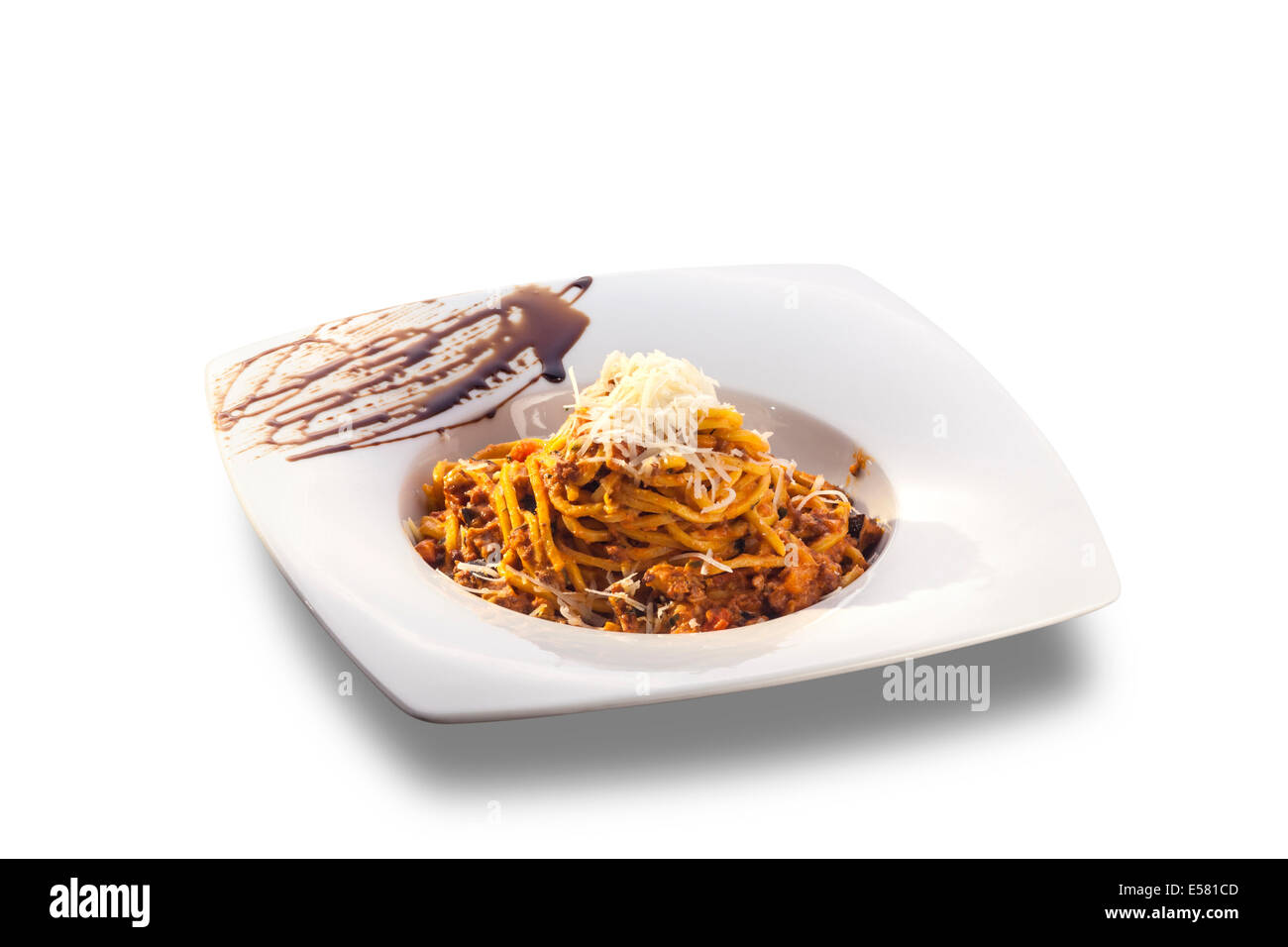 Spaghetti su piastra bianca isolata su sfondo bianco Foto Stock