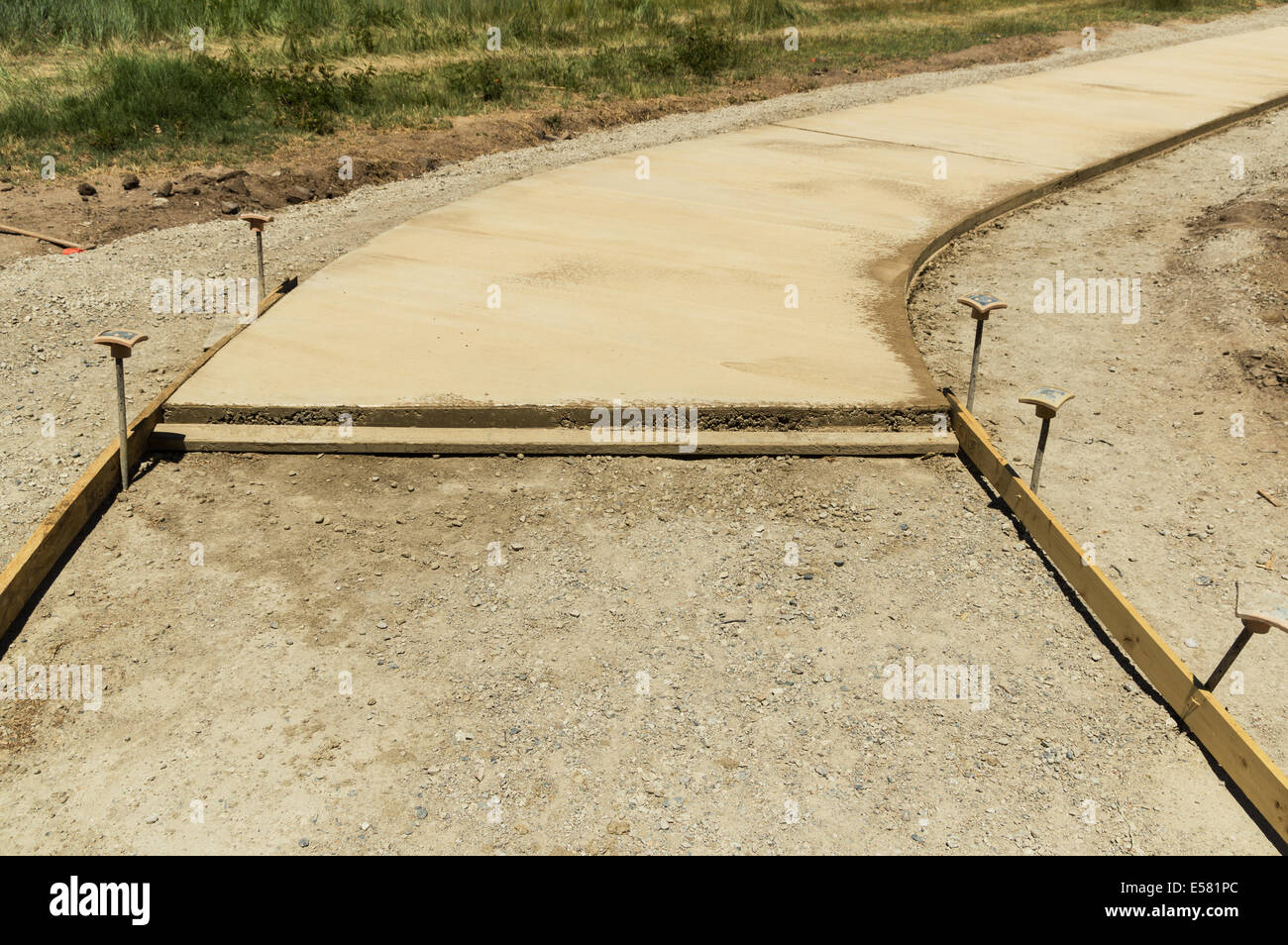 Passerella di cemento in costruzione con forme concrete e parte terminato Foto Stock
