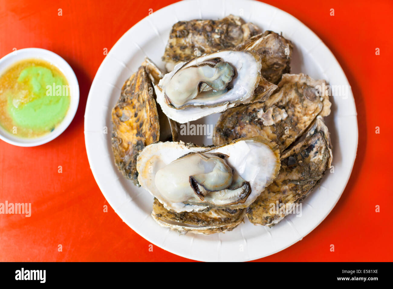 Delizioso e nutrizione alimenti di mare ,barbecue ostriche con mostarda Foto Stock