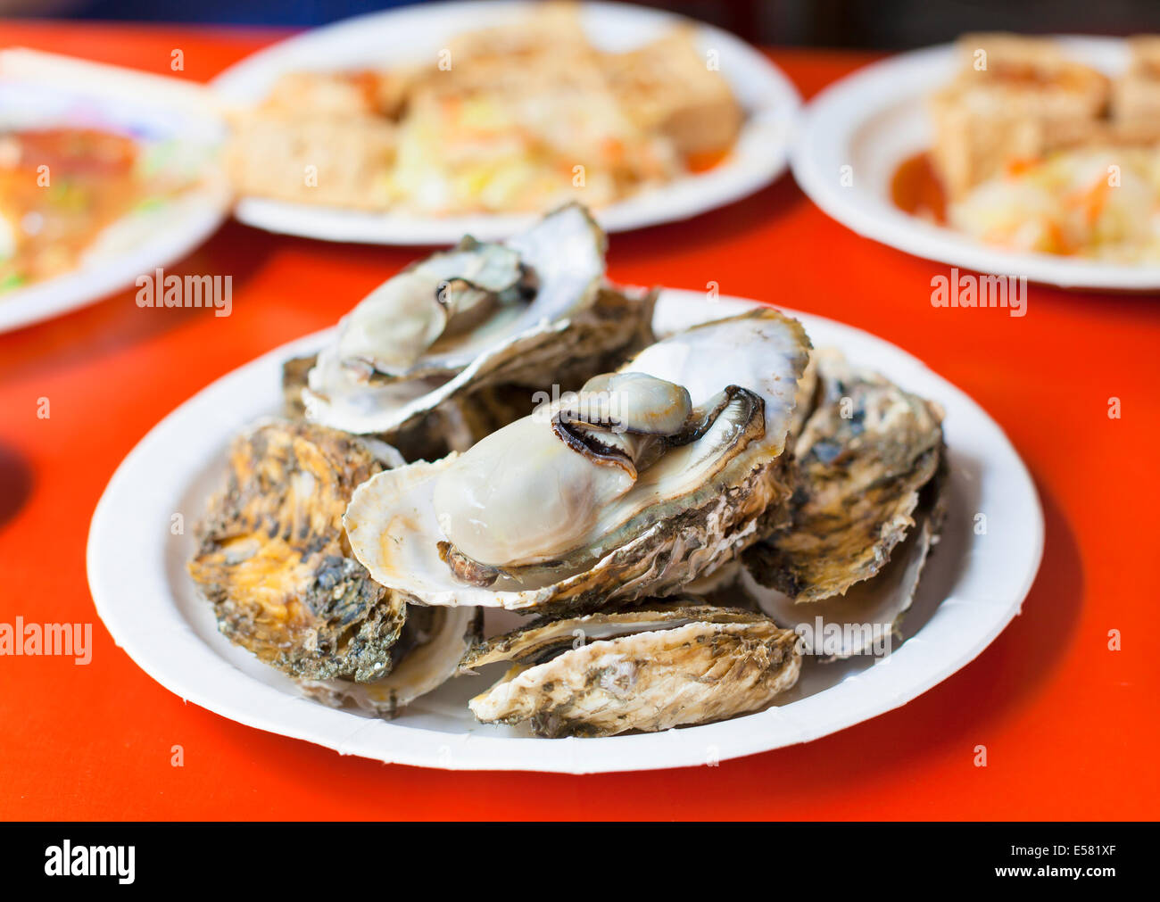 Delizioso e nutrizione alimenti di mare ,barbecue ostriche con mostarda Foto Stock