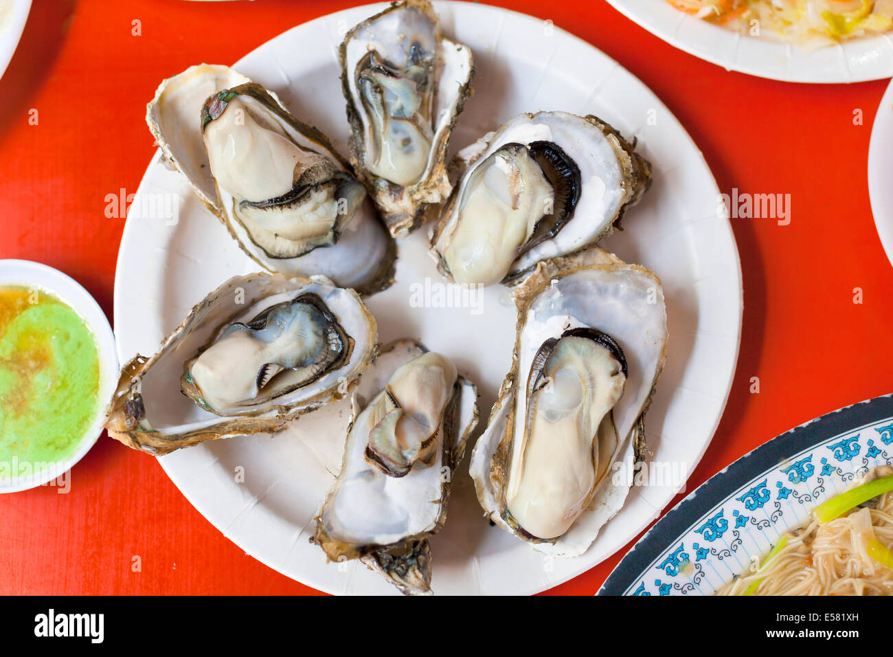 Delizioso e nutrizione alimenti di mare ,barbecue ostriche con mostarda Foto Stock