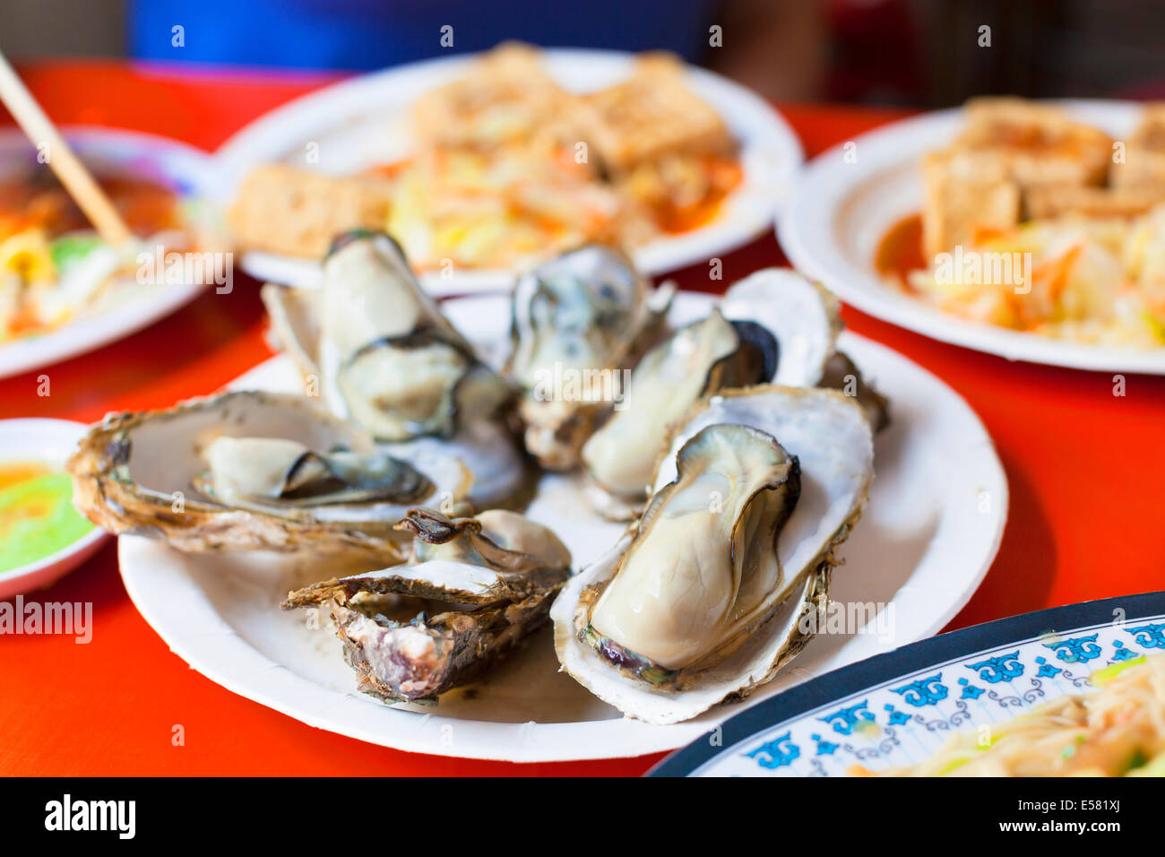 Delizioso e nutrizione alimenti di mare ,barbecue ostriche con mostarda Foto Stock