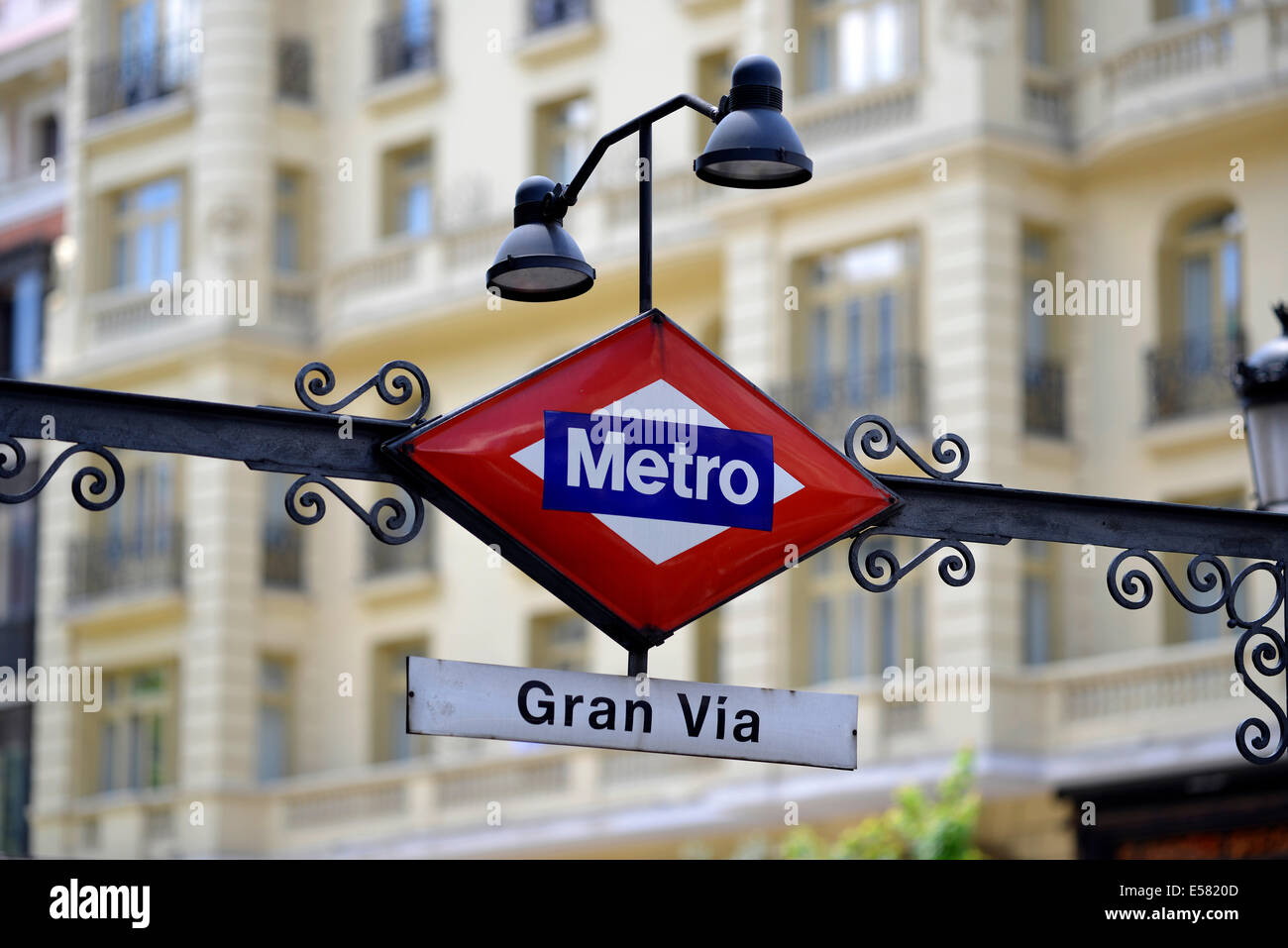 Segno della Calle Gran Via Stazione della metropolitana su Gran Via Avenue, Madrid, Spagna Foto Stock