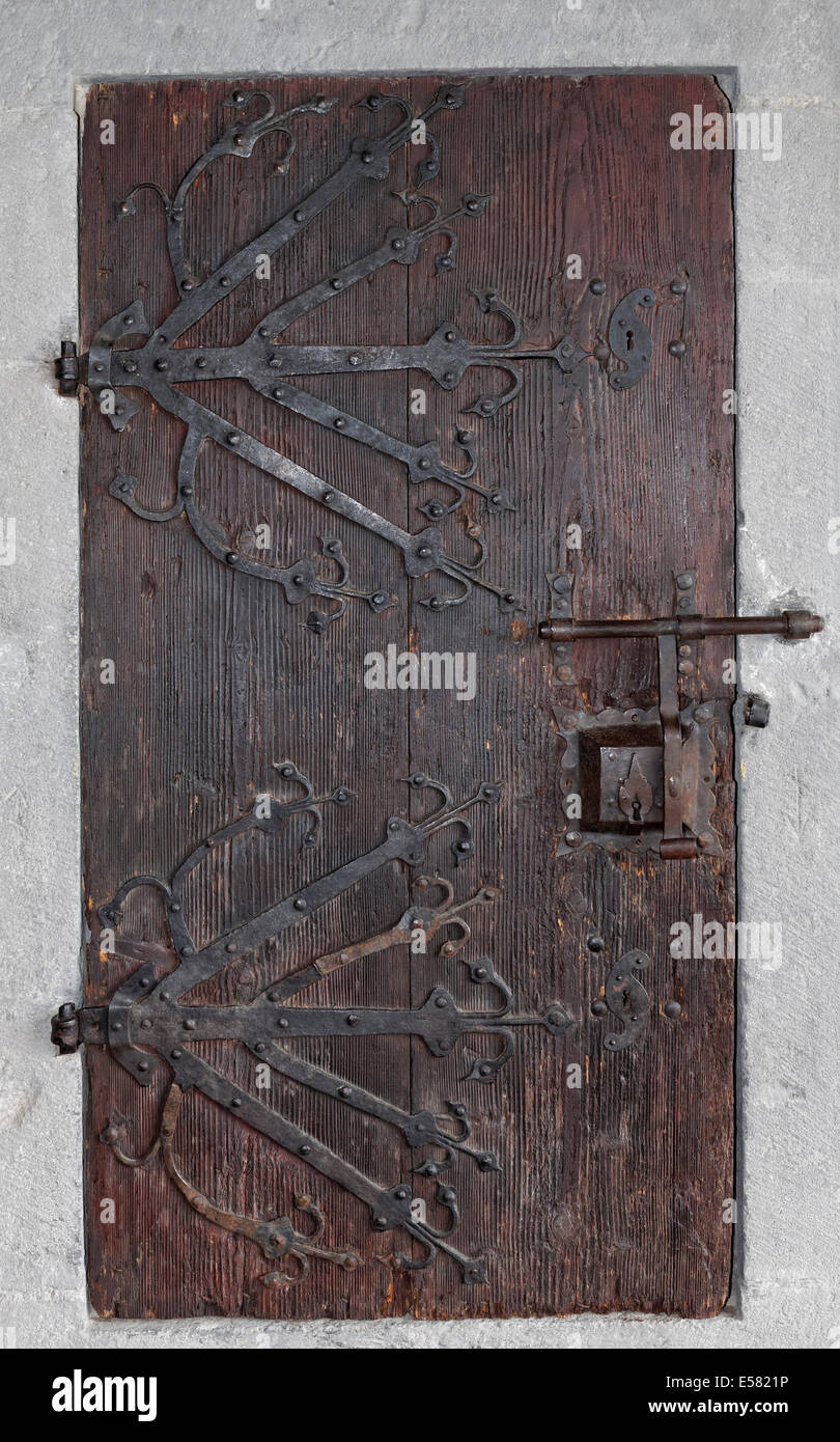 Medievale porta in legno con ornati in ferro battuto, il Marksburg, Braubach, Renania-Palatinato, Germania Foto Stock