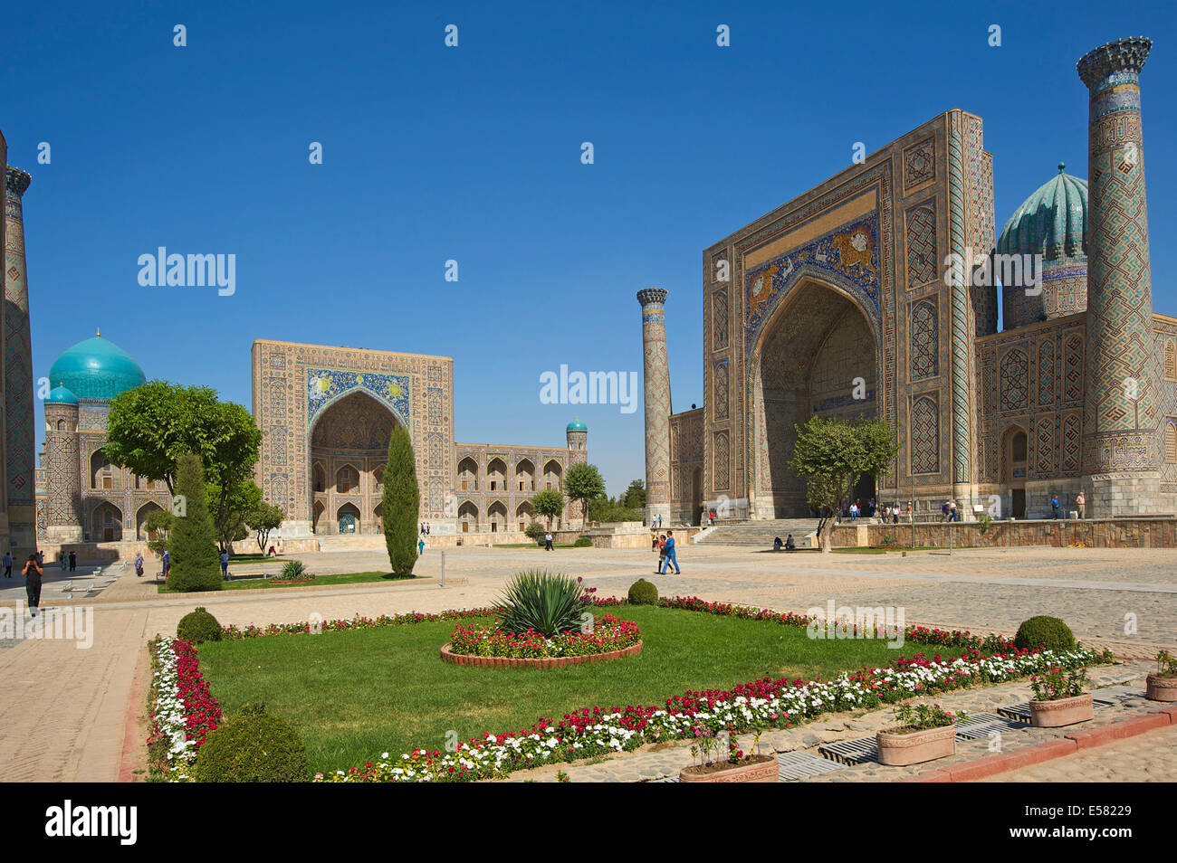 Madrasah Tilya-Kori e Sher-Dor Madrasah, Registan, Samarcanda, Uzbekistan Foto Stock