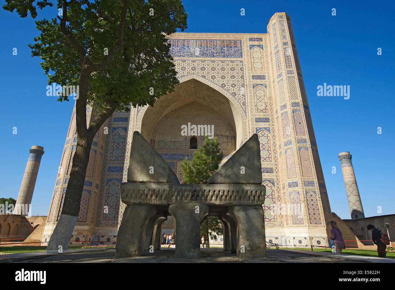 Corano gigante stand, Bibi-Khanym moschea, Samarcanda, Uzbekistan Foto Stock