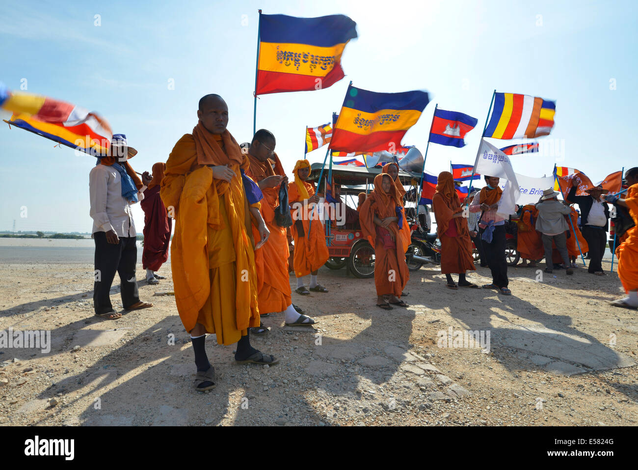 Cambogiano di monaci e novizi a una protesta con bandiere buddista e bandiere nazionali della Cambogia, Kampong Cham Provincia, Cambogia Foto Stock