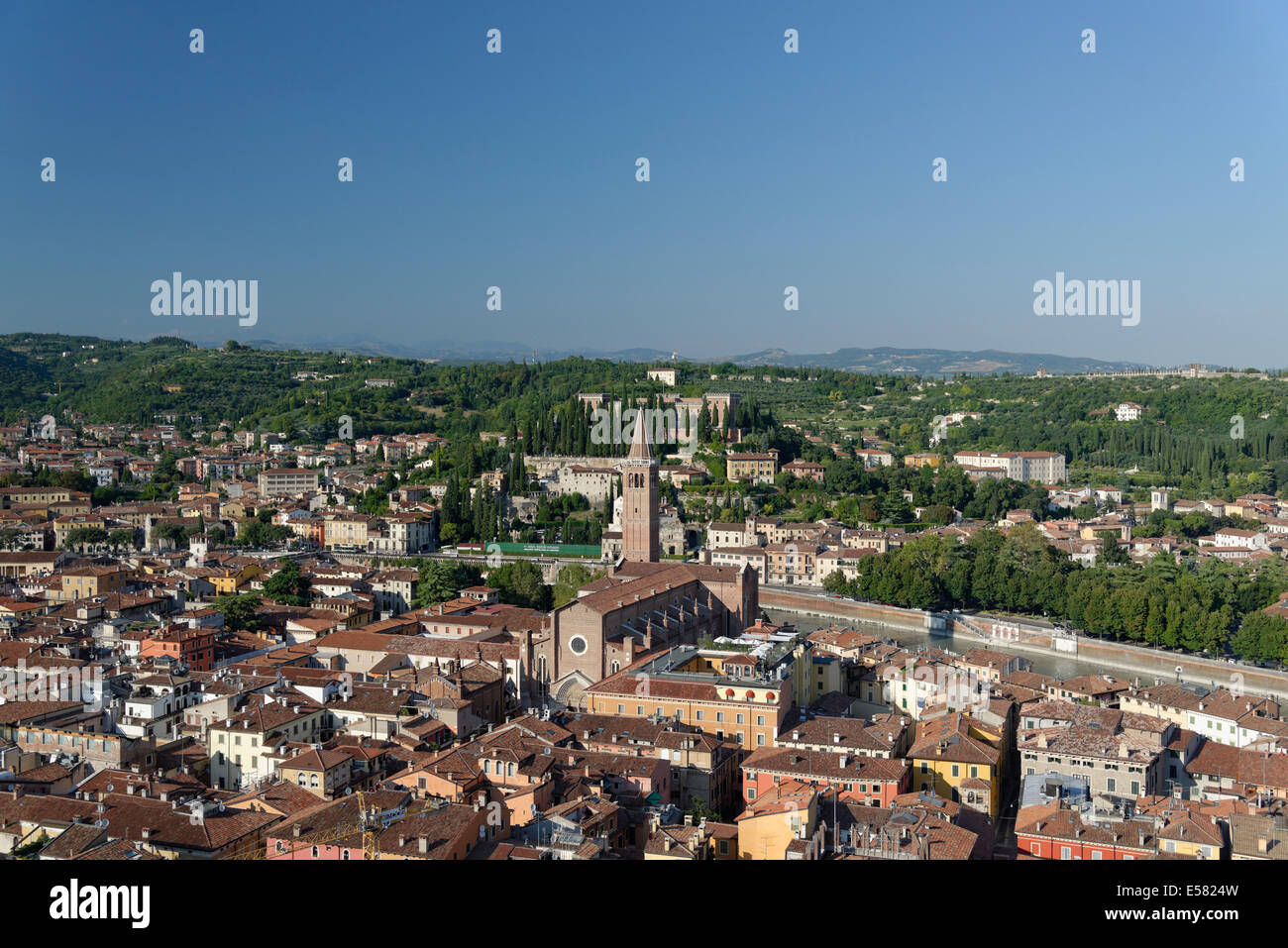 Vista dalla Torre dei Lamberti sopra la città con il Duomo di Verona, Verona, veneto, Italia Foto Stock