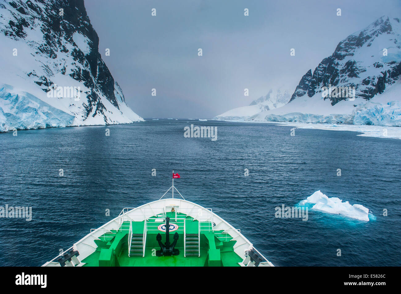 La nave di crociera nel canale di Lemaire, Antartide Foto Stock