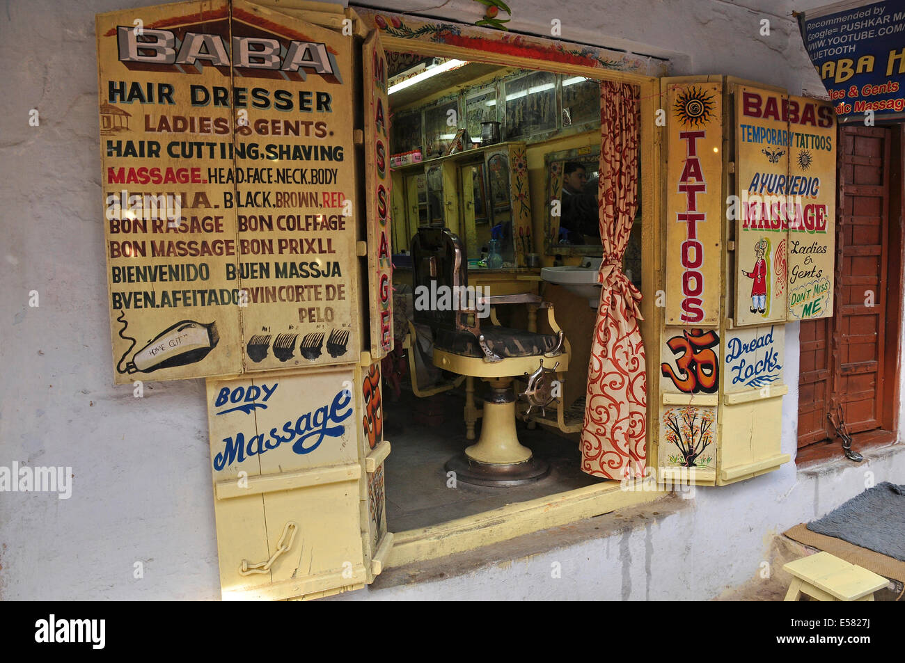 Un barbiere, Pushkar, Rajasthan, India Foto Stock