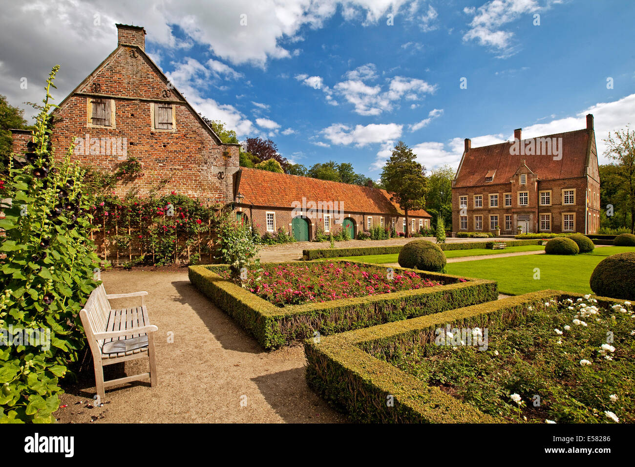 Cortile, Wasserburg Haus Welbergen moated castle, Ochtrup, Münsterland, Renania settentrionale-Vestfalia, Germania Foto Stock