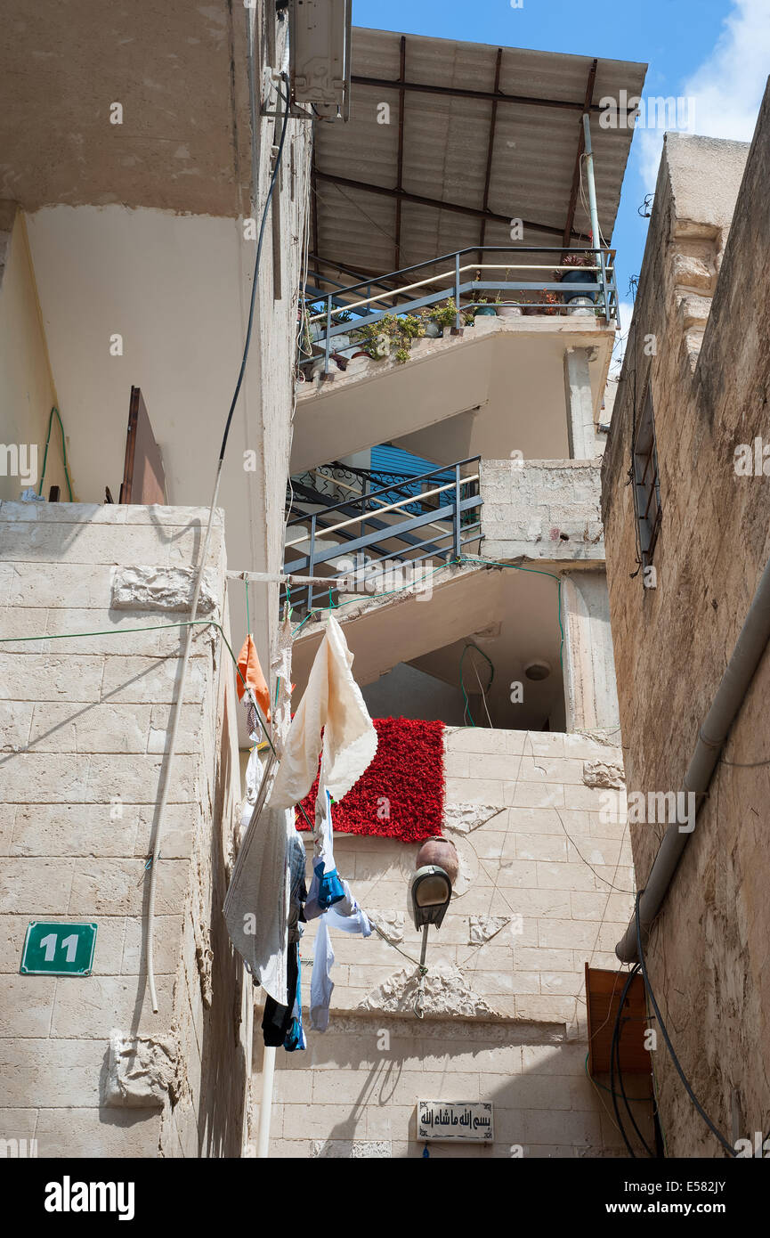 Una storia di tre casa in un vicolo nella vecchia città di Nazaret, Israele. Foto Stock
