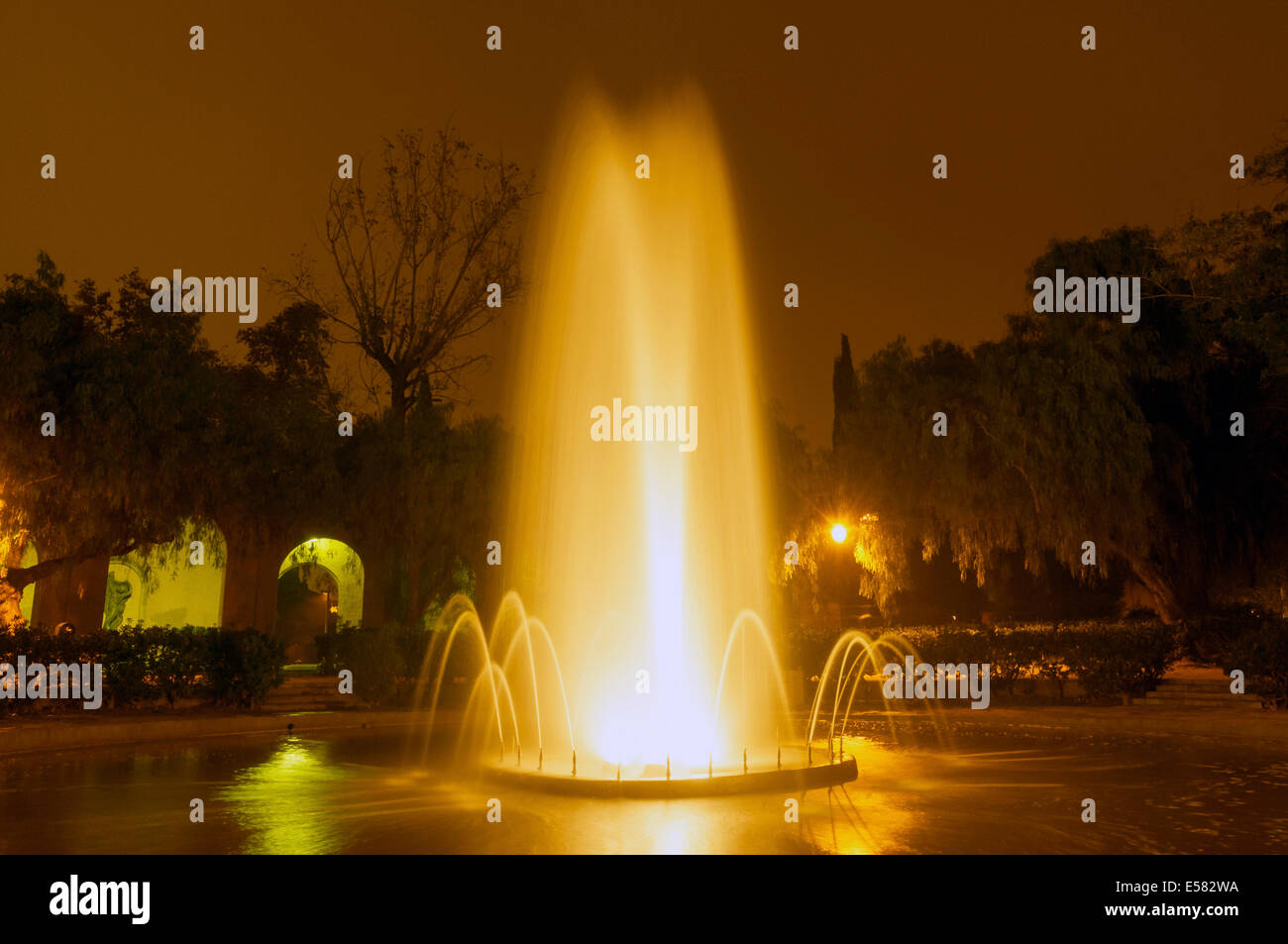 Fontana illuminata di notte nel famoso parco Montjuic a Barcellona, Spagna Foto Stock