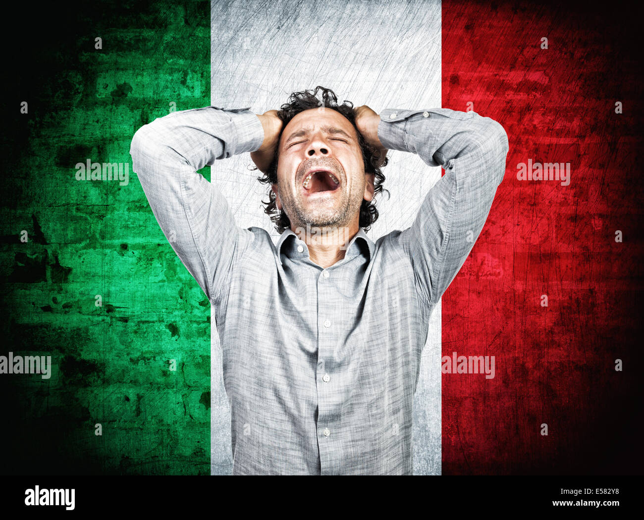 Uomo disperato e bandiera italiana Foto Stock