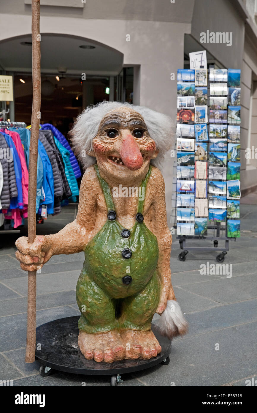Norwegian Troll statua al di fuori di un edificio a Alesund in Norvegia Foto Stock