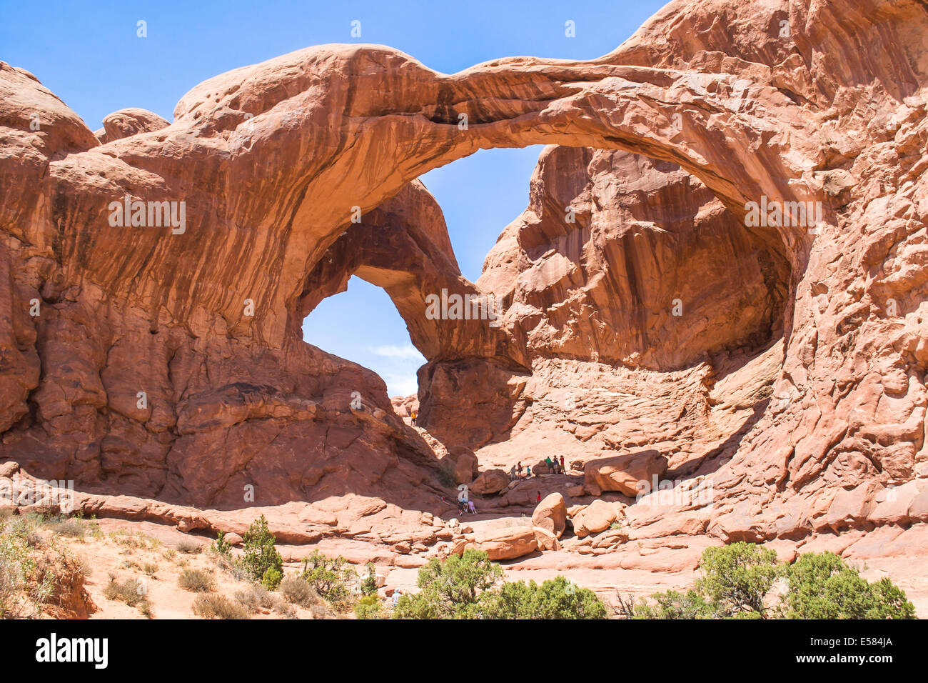 Archi parco nazionale,utah,USA-agosto 9,2012:persone ammirare e fotografare af 'double arch' il famoso natural arche insi Foto Stock