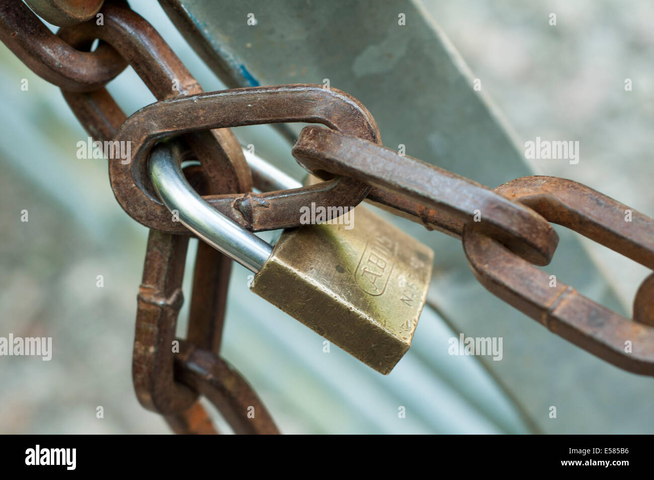 Il lucchetto con catena arrugginita Foto Stock