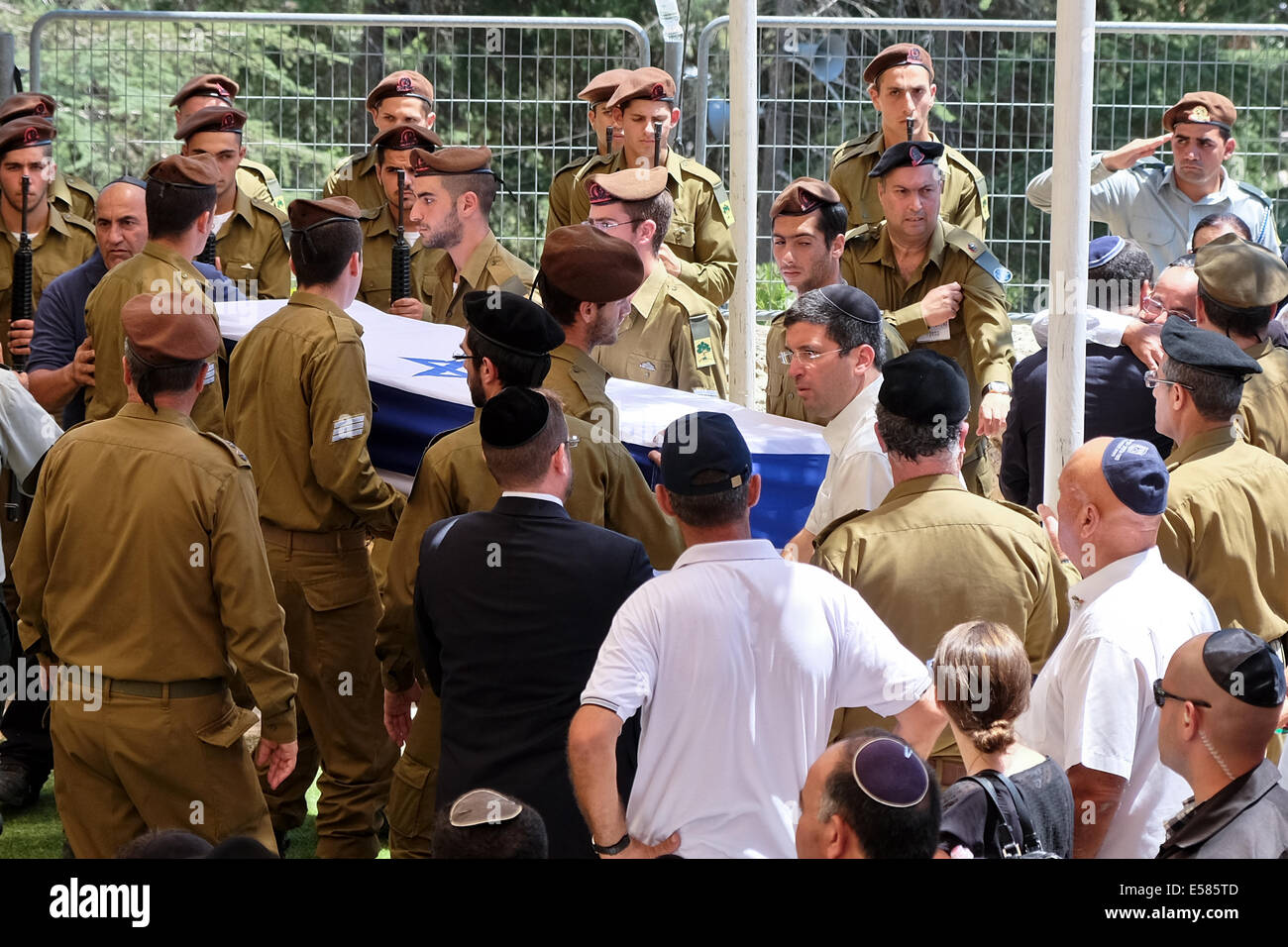 Israele. 23 Luglio, 2014. IDF Sergente Max Steinberg, 24, viene portato a poggiare sul Mount Herzl cimitero militare. Steinberg originariamente da Los Angeles, un soldato volontario nella Brigata Golani, è stato ucciso domenica, uno dei due americani a morire nel corso israeliano offensiva militare nella striscia di Gaza, Funzionamento Bordo di protezione. Credito: Nir Alon/Alamy Live News Foto Stock