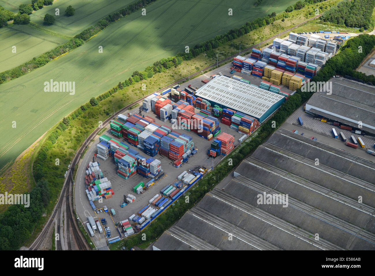 Un piccolo cortile pieno di containers da trasporto vicino a Felixstowe, Suffolk Foto Stock